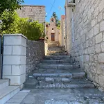 Barbaresko Apartment Lumbarda