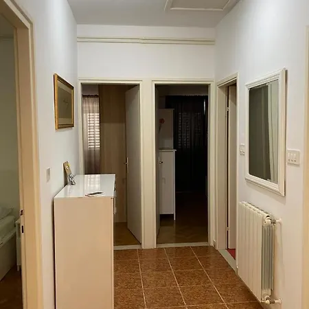 Barbaresko Apartment Lumbarda