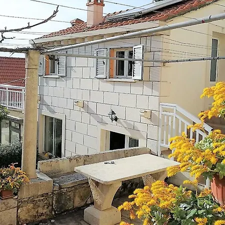 Barbaresko Apartment Lumbarda